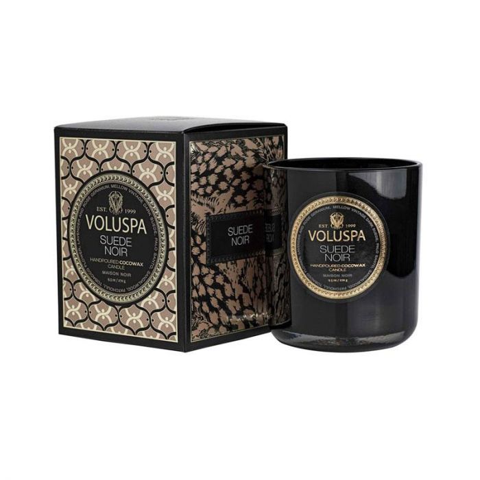 SUEDE NOIR CLASSIC CANDLE - شمعة كلاسيكية برائحة سويد نوار | VOLUSPA - فولوسبا SUEDE NOIR CLASSIC CANDLE - شمعة كلاسيكية برائحة سويد نوار | VOLUSPA - فولوسبا