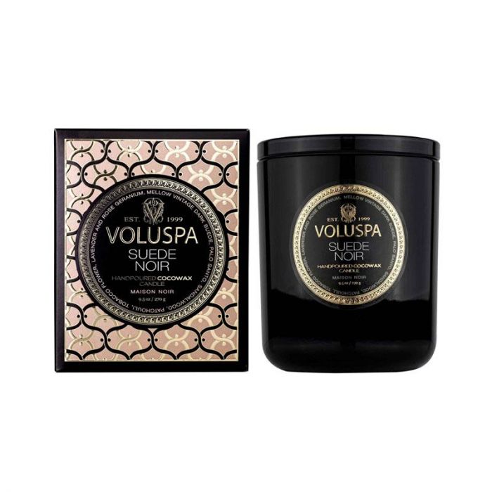 SUEDE NOIR CLASSIC CANDLE - شمعة كلاسيكية برائحة سويد نوار | VOLUSPA - فولوسبا SUEDE NOIR CLASSIC CANDLE - شمعة كلاسيكية برائحة سويد نوار | VOLUSPA - فولوسبا
