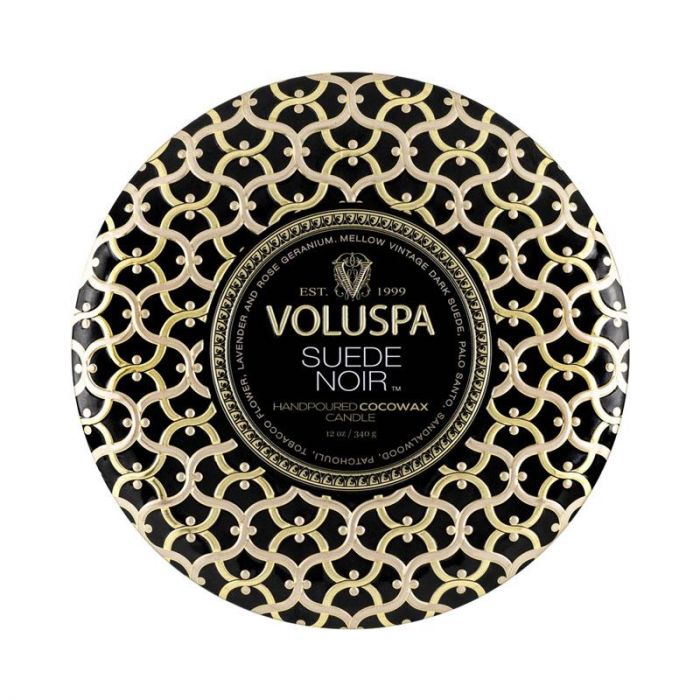 SUEDE NOIR 3 WICK TIN CANDLE - شمعة بثلاث فتلات برائحة سويد نوار | VOLUSPA - فولوسبا SUEDE NOIR 3 WICK TIN CANDLE - شمعة بثلاث فتلات برائحة سويد نوار | VOLUSPA - فولوسبا