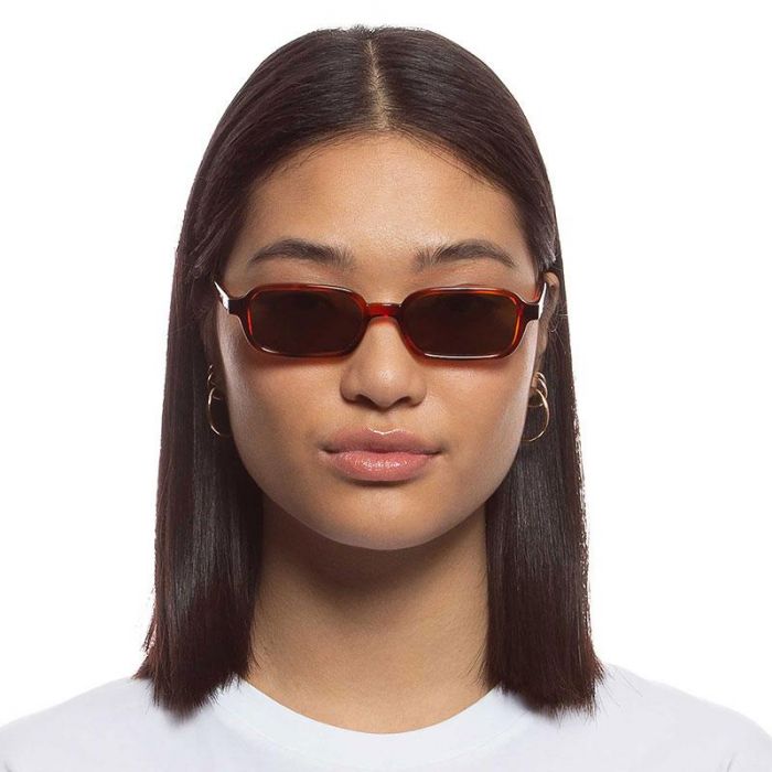 SUNGLASSES PILFERER TOFFEE TORT BROWN S - نظارات شمسية PILFERER TOFFEE TORT بلون البني، مقاس: صغير | LE SPECS - لو سبكس