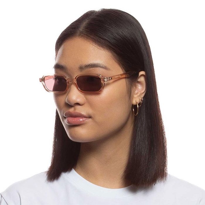 SUNGLASSES PILFERER PINK QUARTZ SMOKEY BROWN S - نظارات شمسية Pilferer بلون الكوارتز الوردي - البني، مقاس: صغير | LE SPECS - لو سبكس