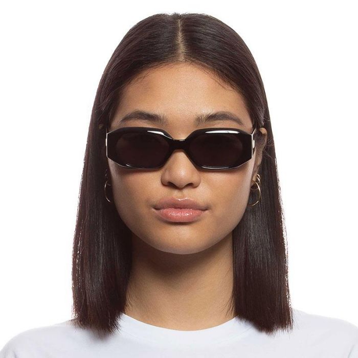 SUNGLASSES SLAPTRASH  BLACK SMOKE  M - نظارات شمسية SLAPTRASH  ذات زجاج اسود داكن، مقاس: متوسط | LE SPECS - لو سبكس