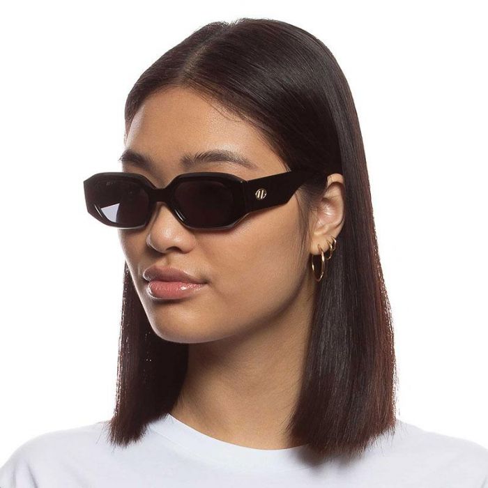 SUNGLASSES SLAPTRASH  BLACK SMOKE  M - نظارات شمسية SLAPTRASH  ذات زجاج اسود داكن، مقاس: متوسط | LE SPECS - لو سبكس