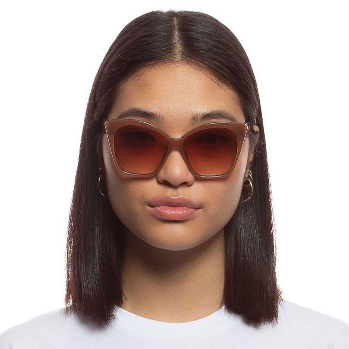 SUNGLASSES HOT TRASH  ROOT BEER WARM BROWN L - نظارات شمسية HOT TRASH  ROOT BEER بنية اللون، مقاس: كبير | LE SPECS - لو سبكس