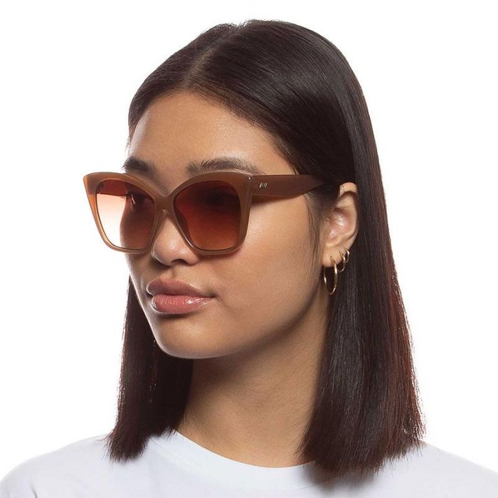 SUNGLASSES HOT TRASH  ROOT BEER WARM BROWN L - نظارات شمسية HOT TRASH  ROOT BEER بنية اللون، مقاس: كبير | LE SPECS - لو سبكس