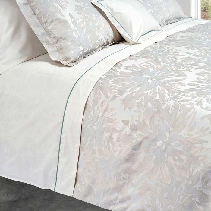 NOTO YARN DYED JACQUARD 7PCS SET BEIGE/WILTON BLUE 240 X 220 - غطاء لحاف | SIGNORIA - سينيوريا NOTO YARN DYED JACQUARD 7PCS SET BEIGE/WILTON BLUE 240 X 220 - غطاء لحاف | SIGNORIA - سينيوريا